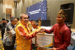 Gubernur Riau Syamsuar Beri Penghargaan Untuk Desa Berprestasi, Ini Daftarnya.